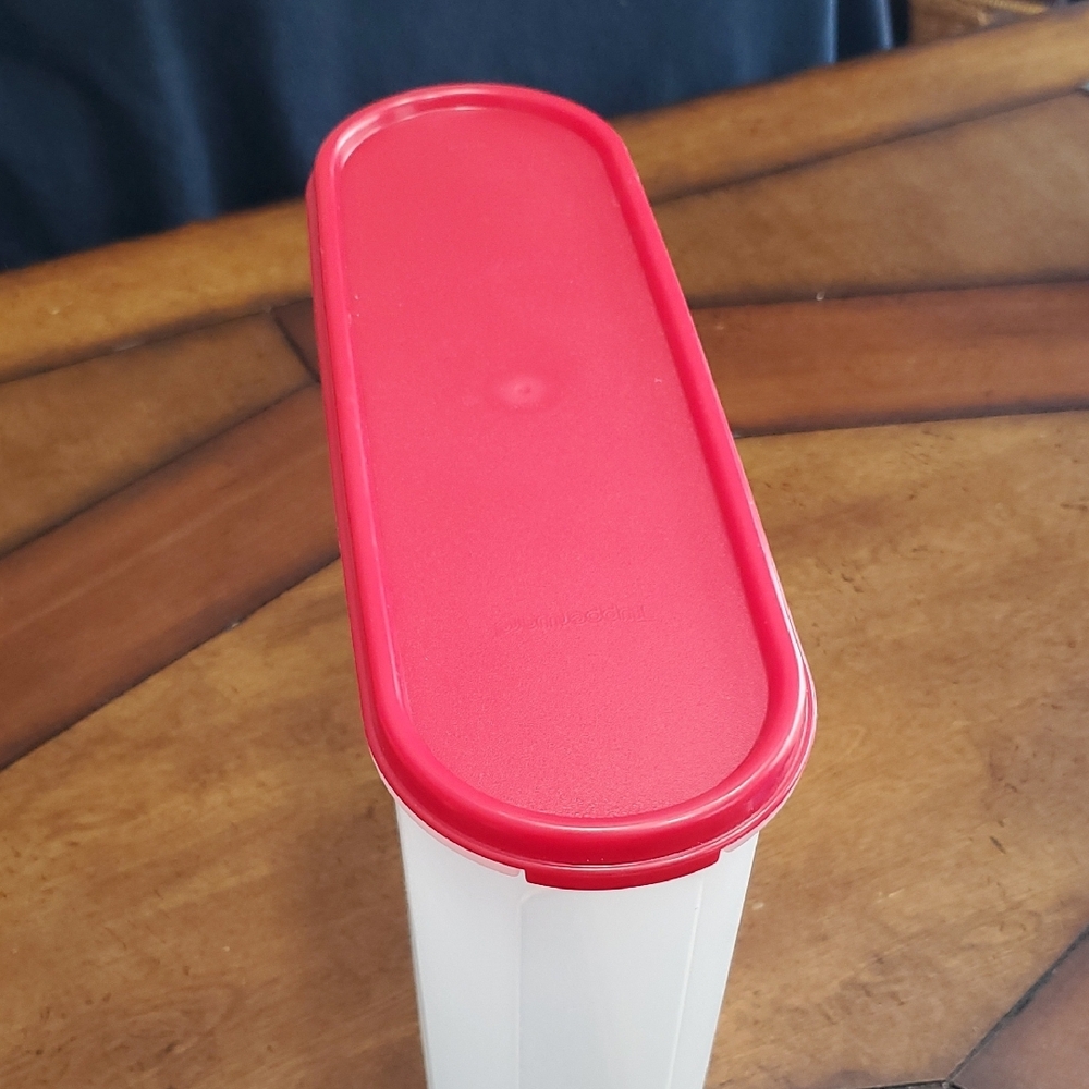 Tupperware super oval 5 Red and White Storage Container 20 Cups